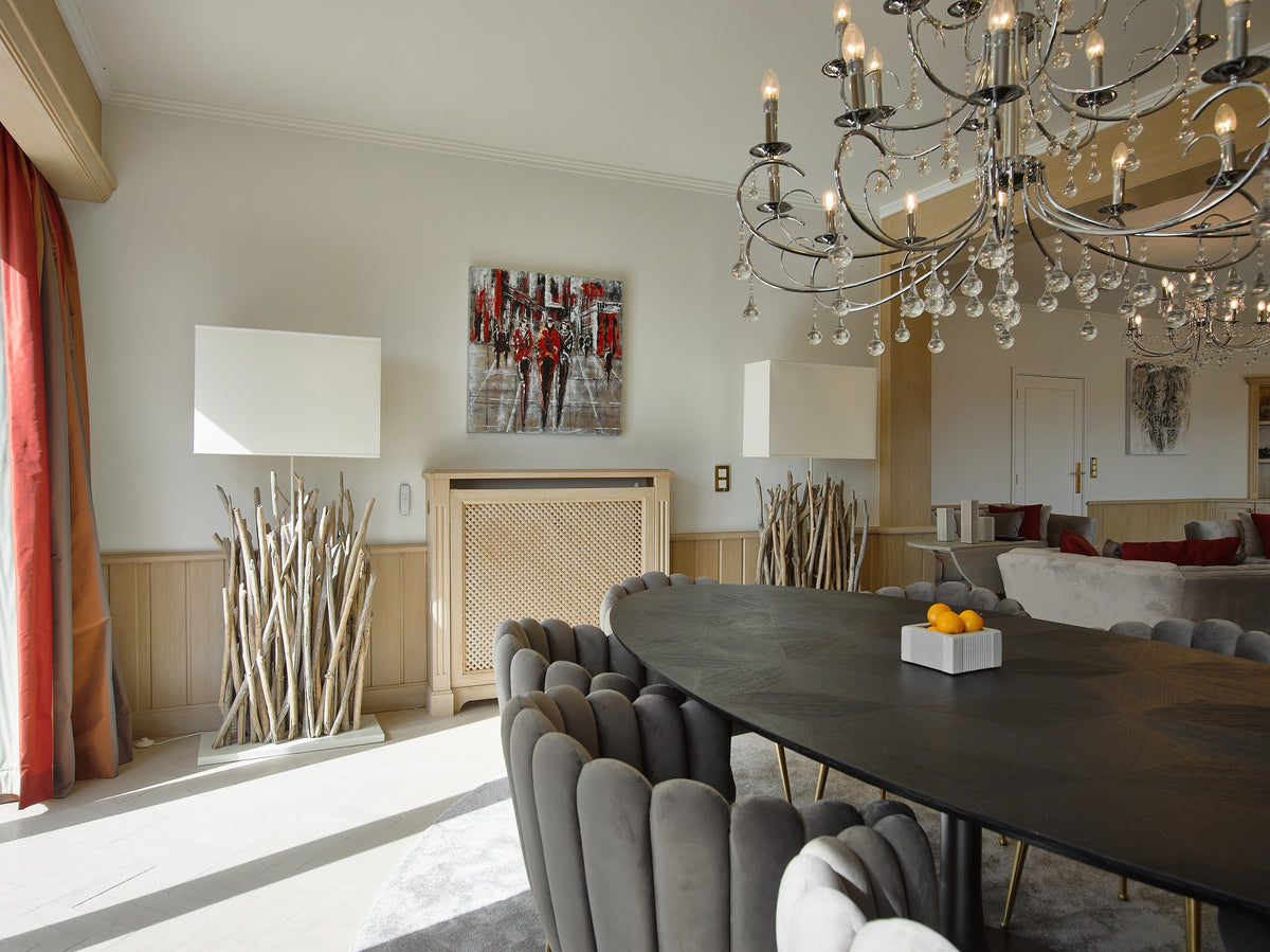 Mesa de comedor ovalada bajo una lámpara de cristal - Ático, Bruselas