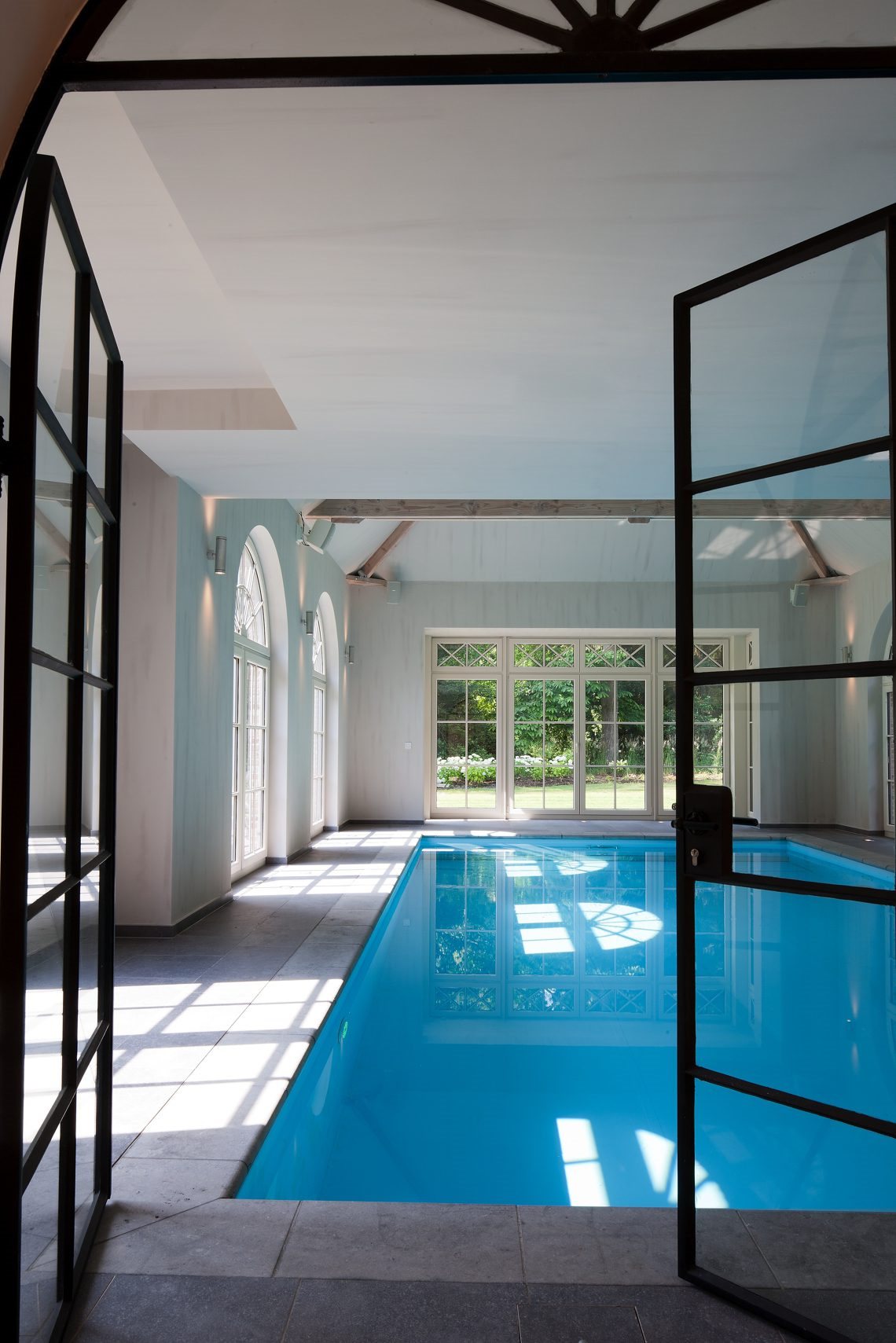 Stahltür zum Hallenbad - Residenz, Zedelgem