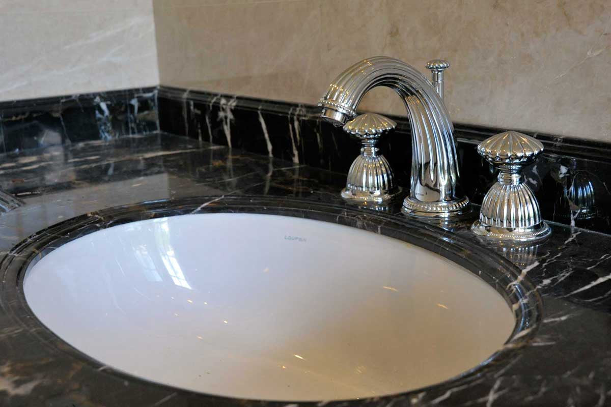 Artica Three holes basin set in interior - Bronces Mestre