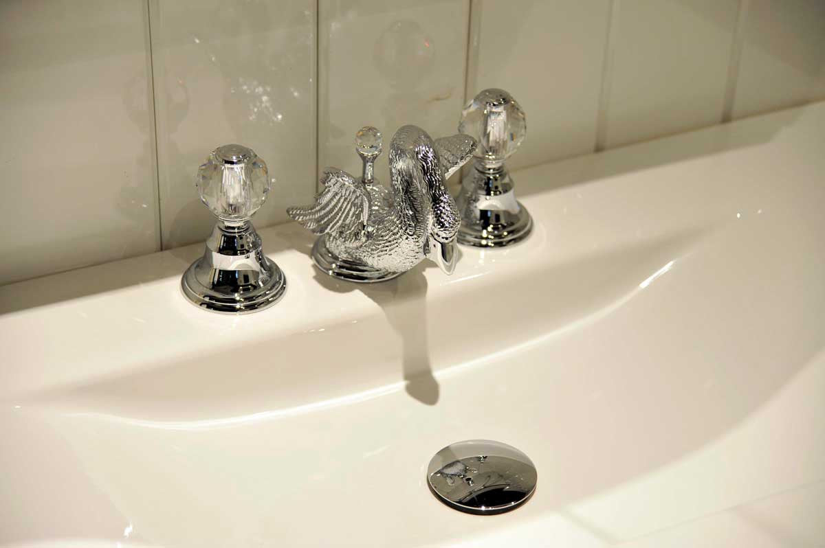 Swan Three holes basin set with Swarovski crystal in interior - Bronces Mestre