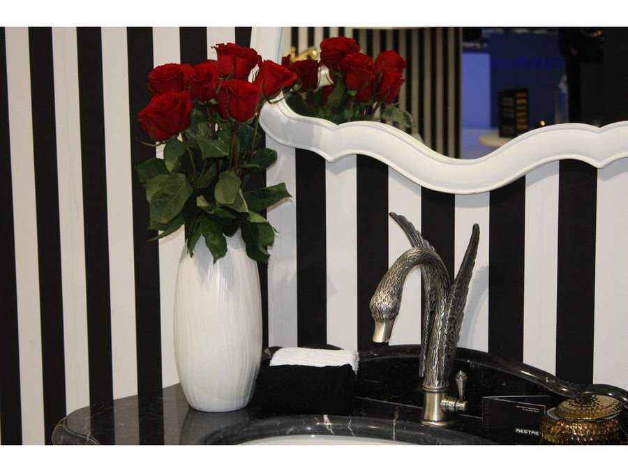 Swan Basin monolever mixer in interior - Bronces Mestre