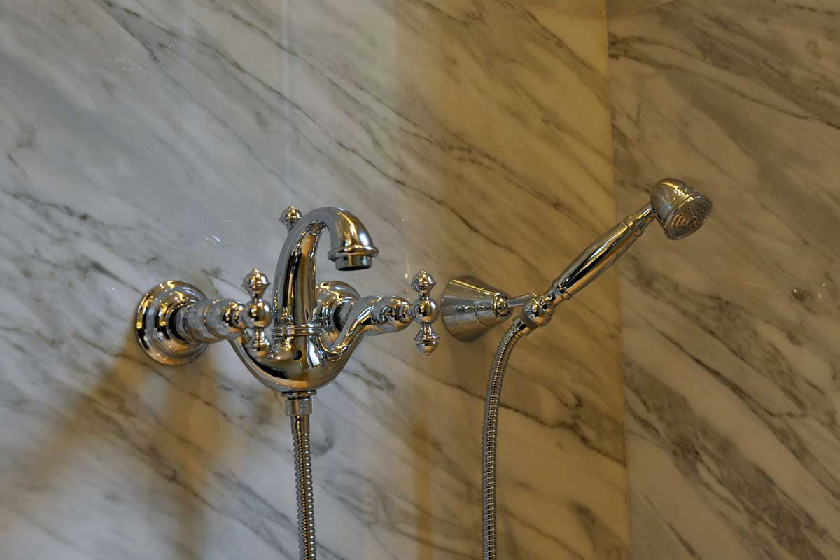 Retro Bath shower set in interior - Bronces Mestre