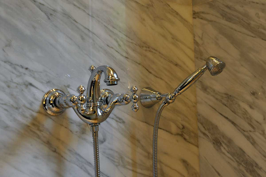 Retro Bath shower set in interior - Bronces Mestre