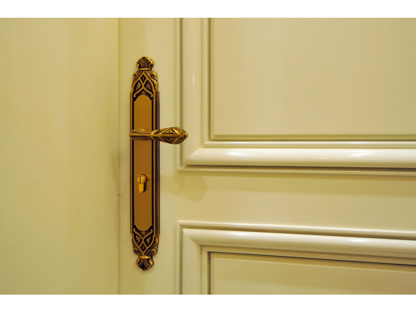 Clasica Door lever handles set on plates in interior - Bronces Mestre