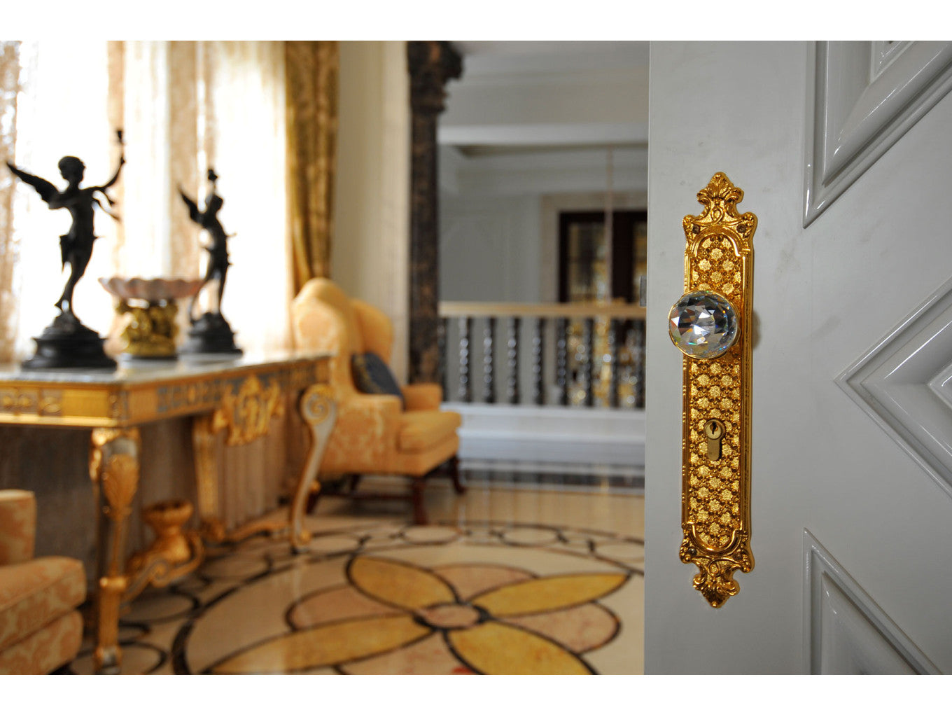 Clasica Door knob handles set on plates in interior - Bronces Mestre