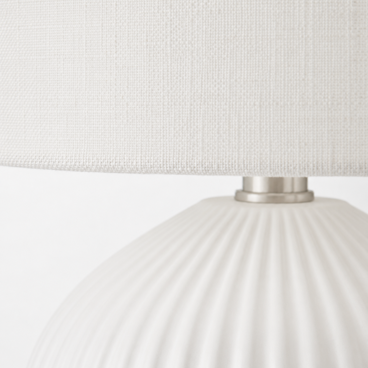 Macro close-up of the Zola 4688B Tafellamp in Wit, from the Zola family, revealing fine fabric weave on the 40 cm shade and brushed metal base detail, designed for a 1xE27 bulb, Eigentijds refined style for living and bedroom interiors, by Marcottestyle.