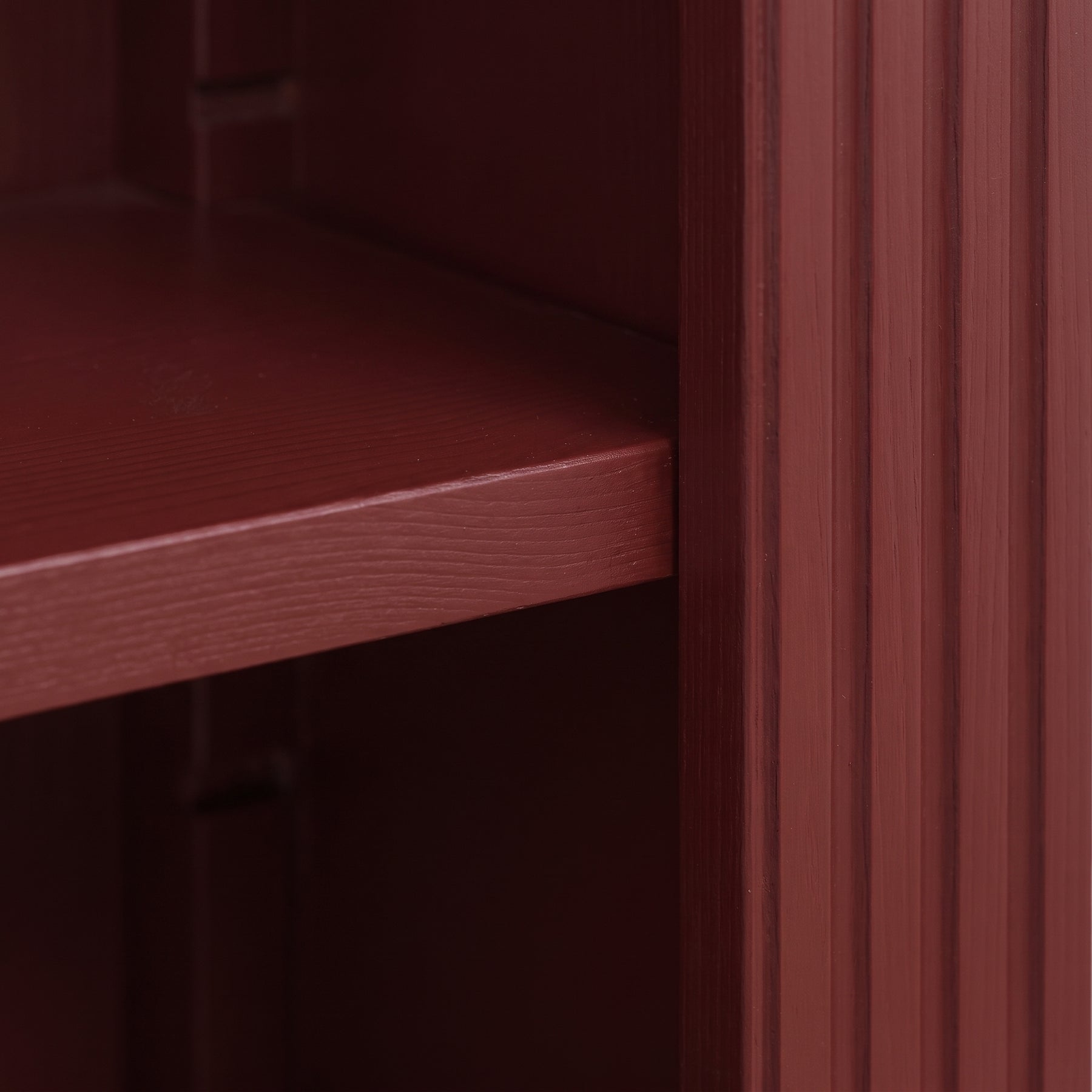 Bookcase Sarlat in bordeaux, close-up of the finish and construction, 71 x 39 x 197 cm