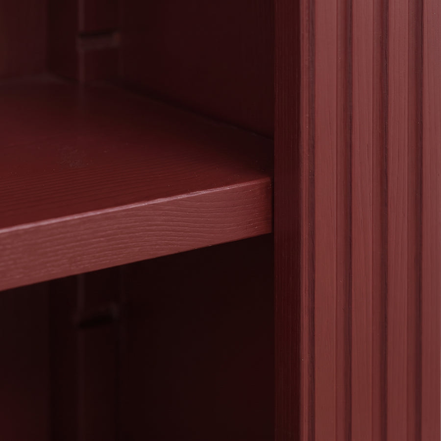 Bookcase Sarlat in bordeaux, close-up of the finish and construction, 71 x 39 x 197 cm