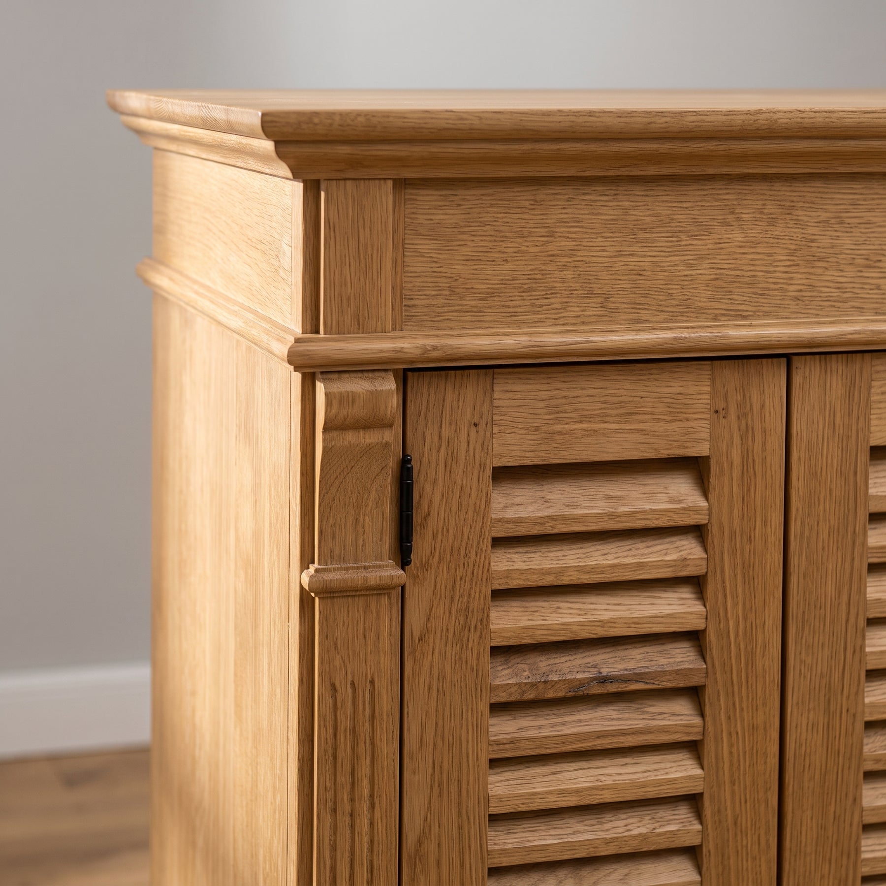 Cabinet Loudun in oak, close-up of the finish and construction, 77 x 40 x 240 cm