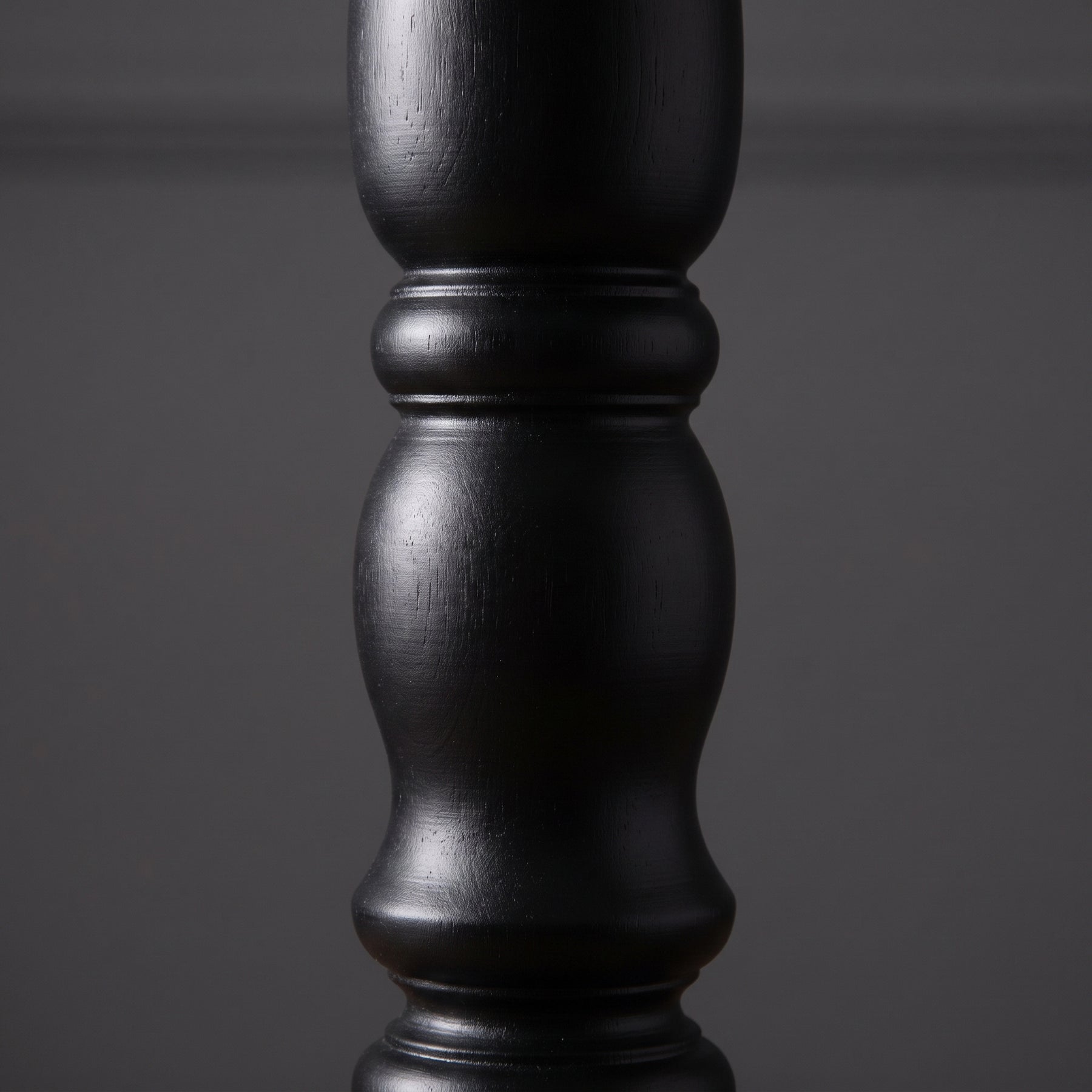 Coffee Table Margaux in black, close-up of the finish and construction, 60 x 60 x 78 cm