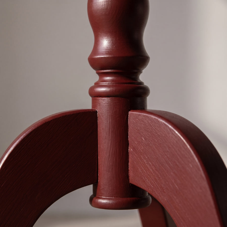 Coffee Table Margaux in bordeaux, close-up of the finish and construction, 60 x 60 x 78 cm