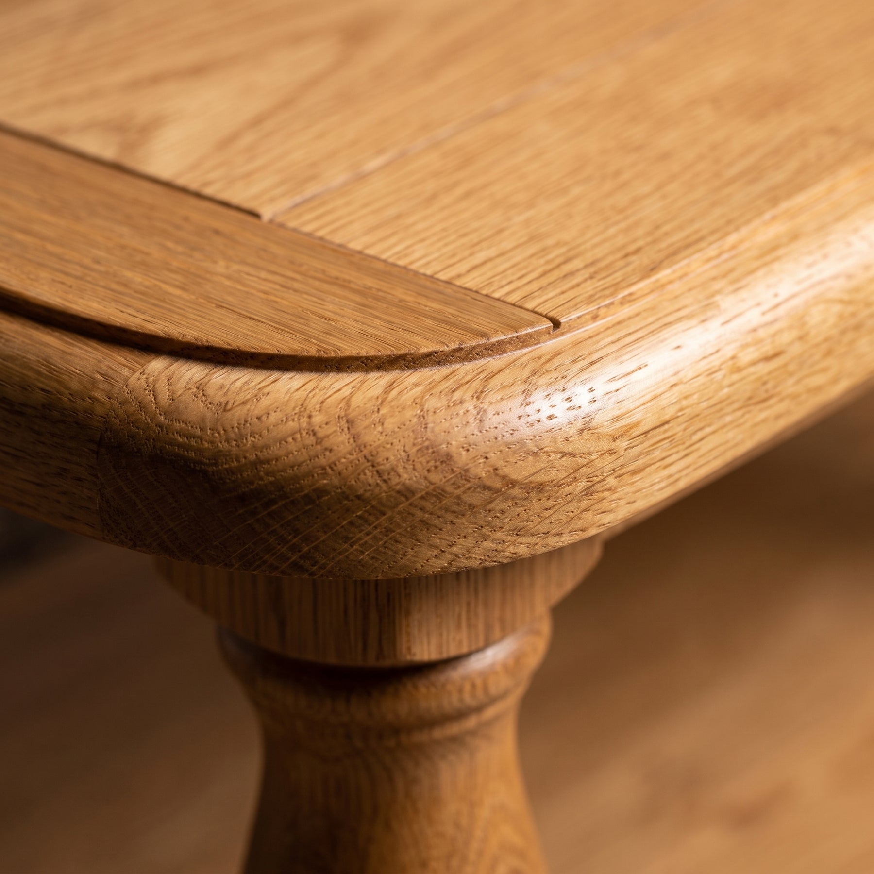 Coffee Table Margaux in solid oak, close-up of the finish and construction, 60 x 60 x 78 cm