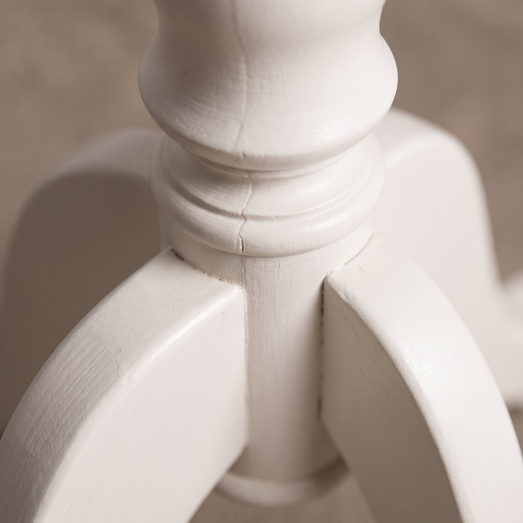 Coffee Table Margaux in white, close-up of the finish and construction, 60 x 60 x 78 cm