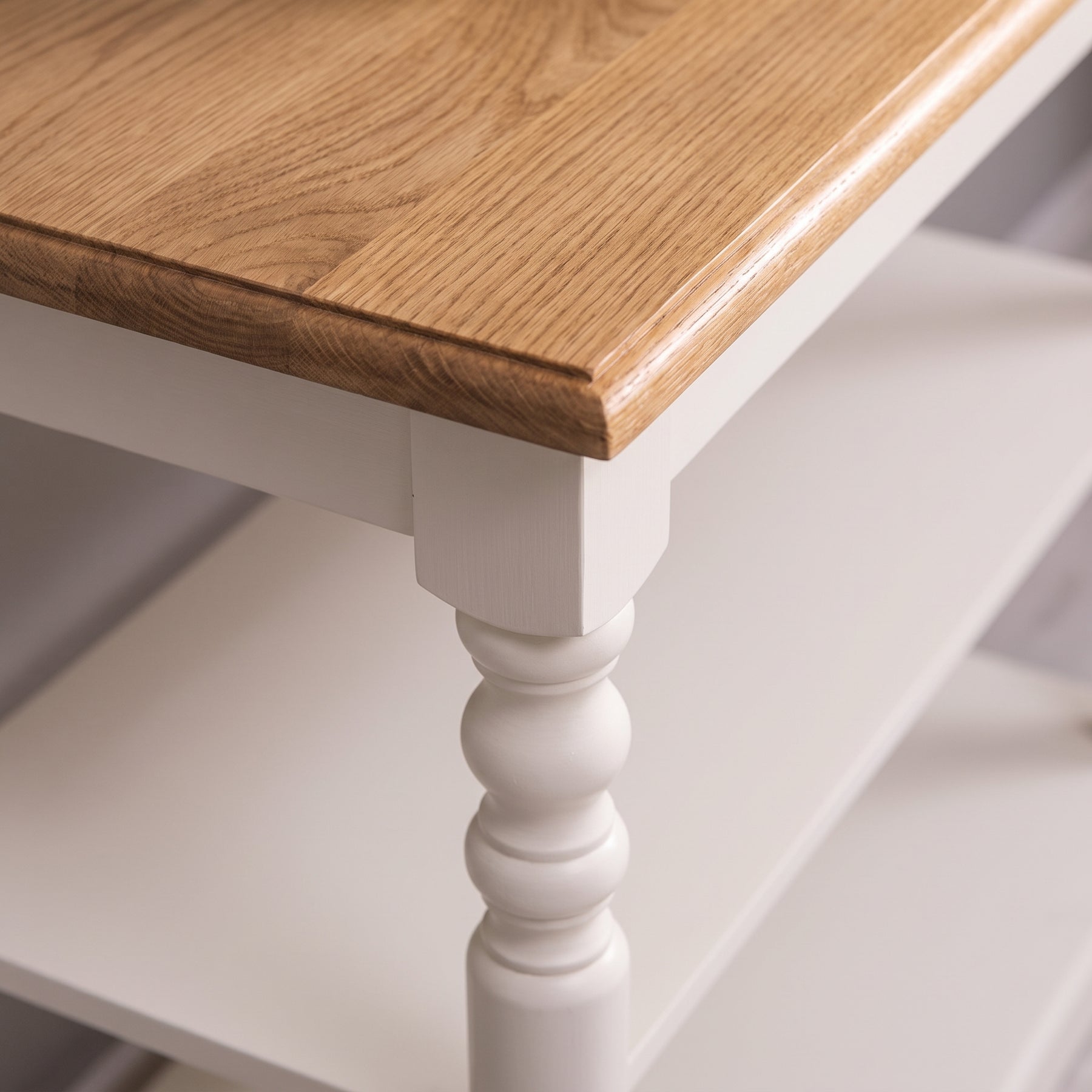 Console Table Fleurie in white with oak top, close-up of the finish and construction, 110 x 60 x 89 cm