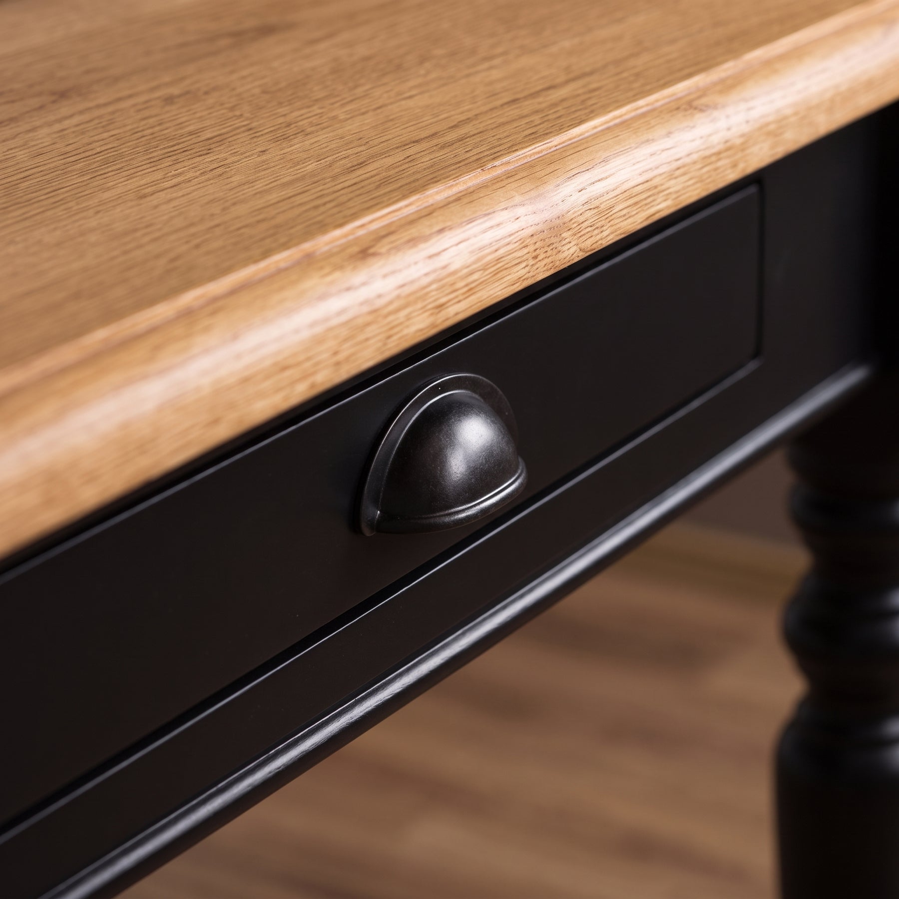 Dining Table Chablis in black with oak top, close-up of the finish and construction, 180 x 90 x 78 cm