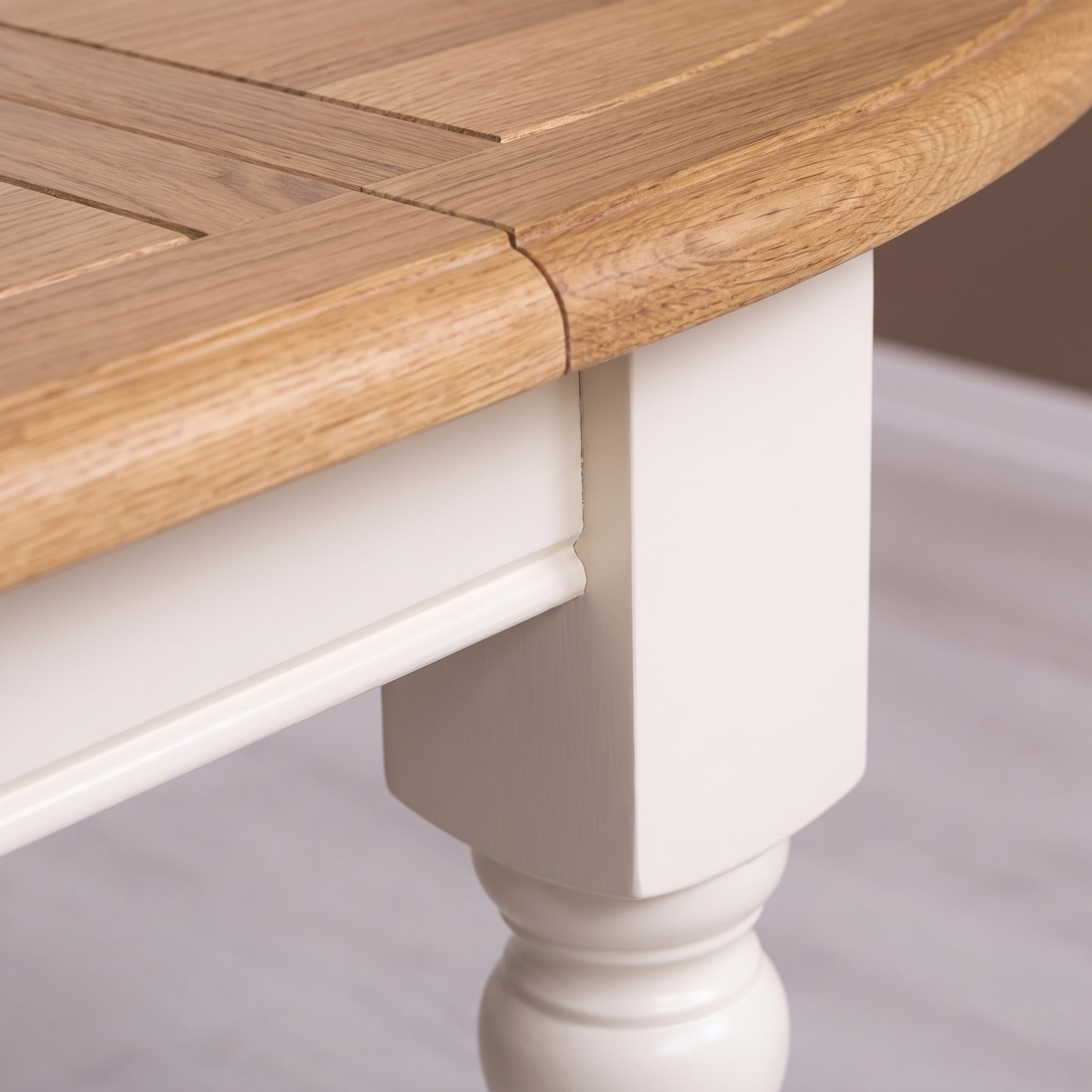 Dining Table Santenay in white with oak top, close-up of the finish and construction, 160 x 120 x 78 cm