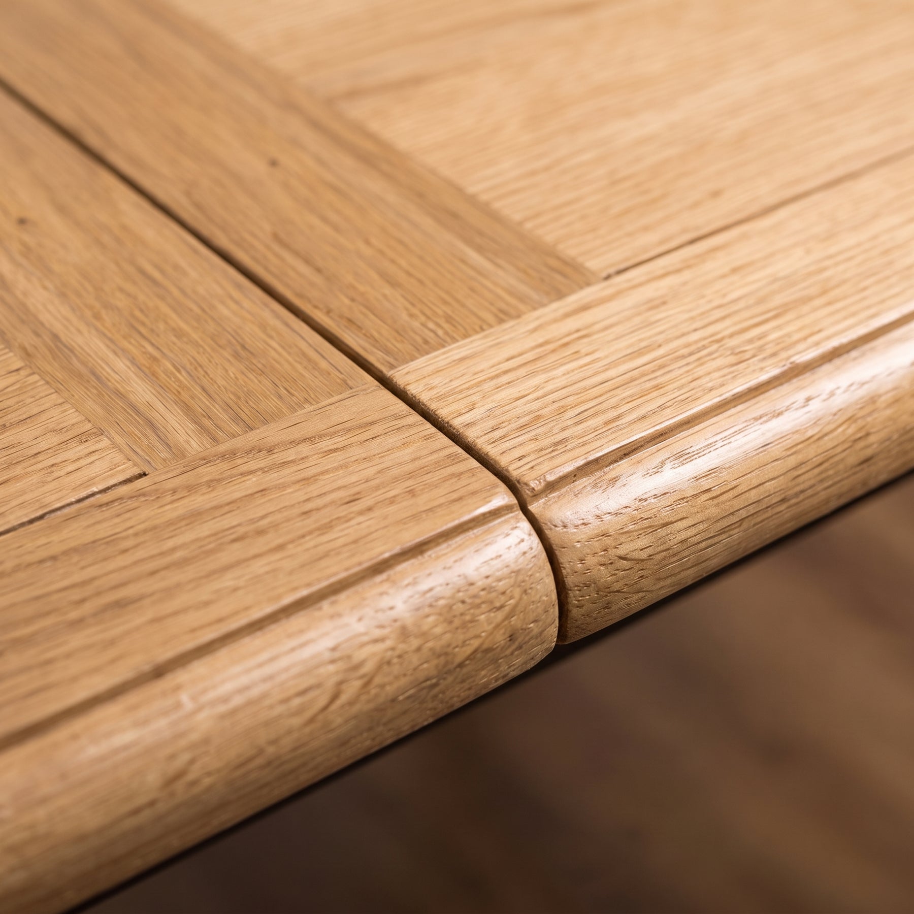 Dining Table Volnay in oak, close-up of the finish and construction, 210 x 120 x 78 cm