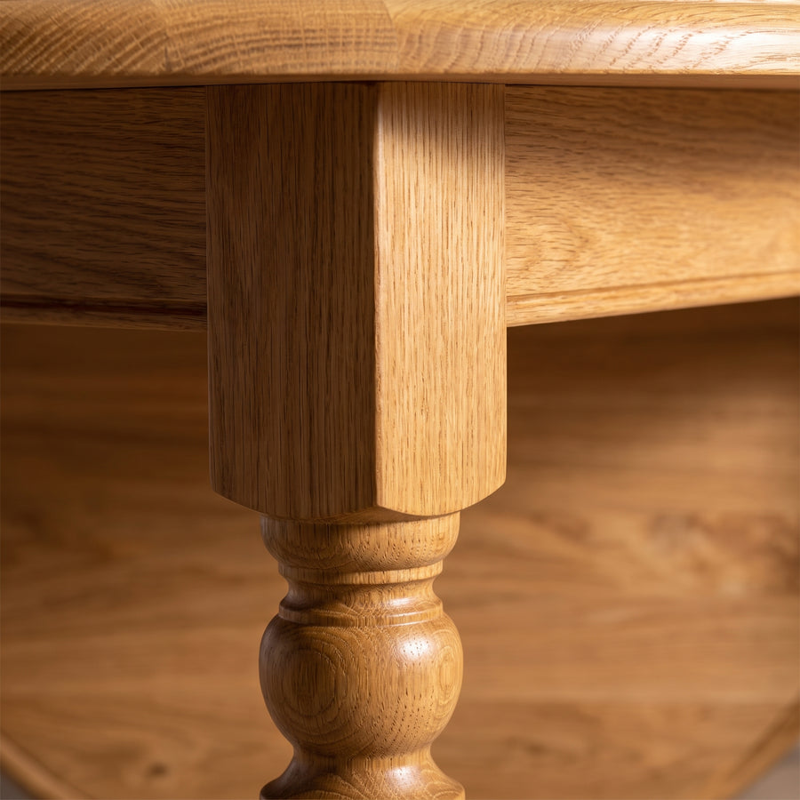 Dining Table Volnay in solid oak, close-up of the finish and construction, 160 x 120 x 78 cm
