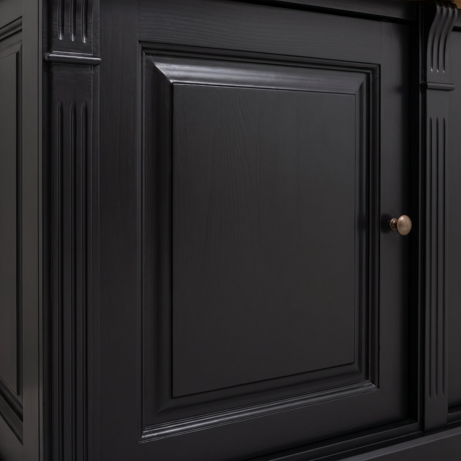 Display Cabinet Colmar in black, close-up of the finish and construction, 179 x 51 x 78 cm