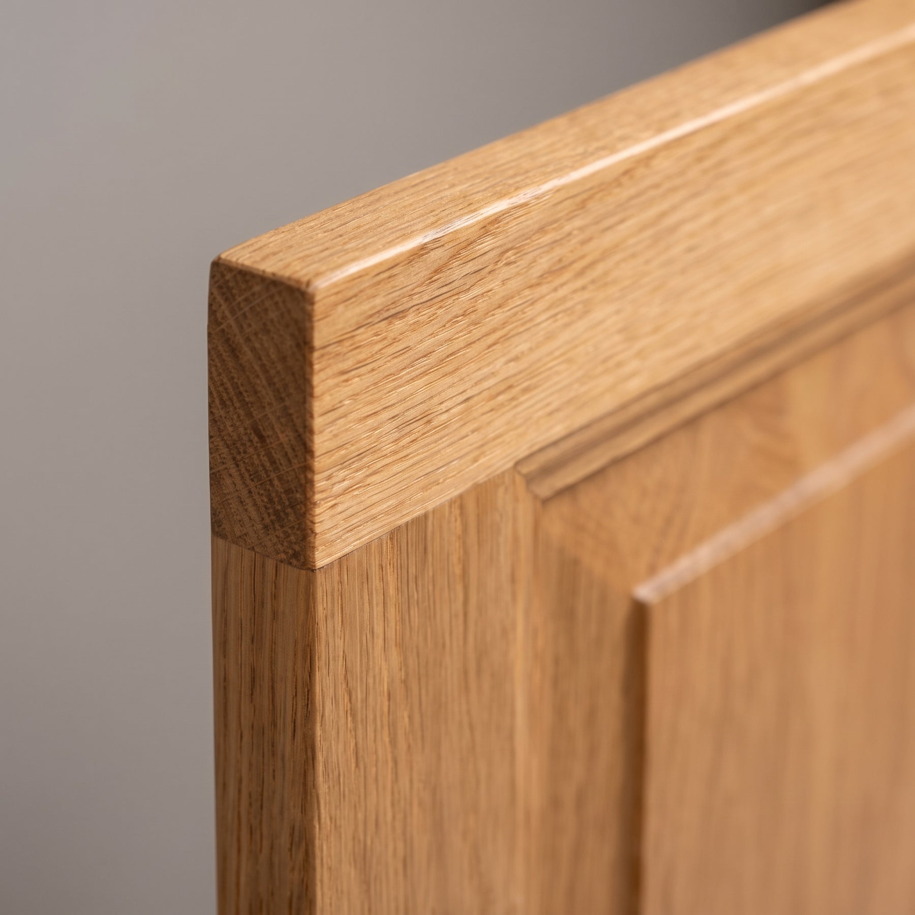 Display Cabinet Colmar in solid oak, close-up of the finish and construction, 179 x 51 x 78 cm