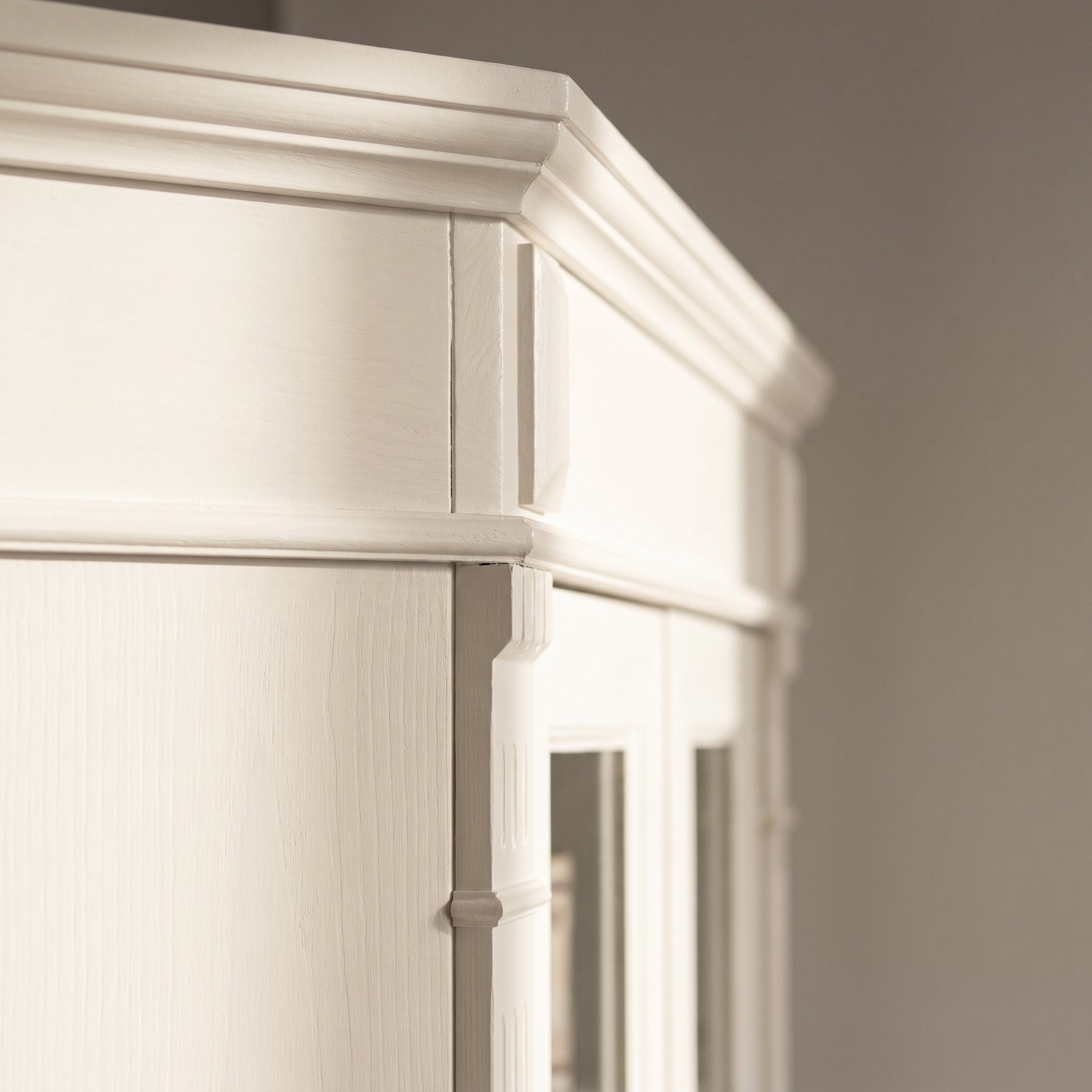 Display Cabinet Senlis in white, close-up of the finish and construction, 114 x 52 x 228 cm