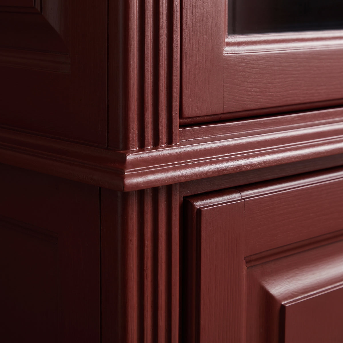 Display Cabinet Vezelay in bordeaux, close-up of the finish and construction, 73 x 51 x 228 cm