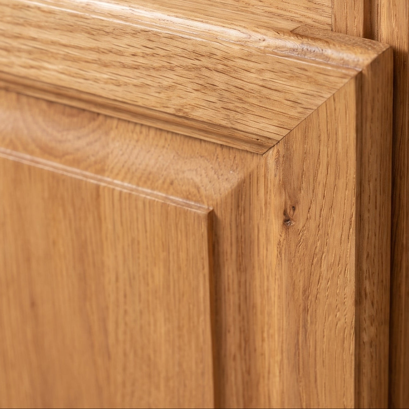 Display Cabinet Vezelay in solid oak, close-up of the finish and construction, 73 x 51 x 228 cm