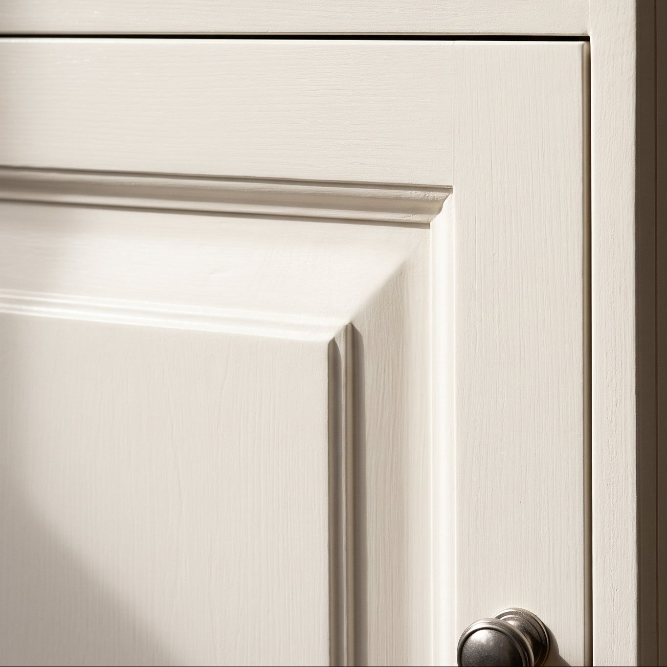 Display Cabinet Vezelay in white, close-up of the finish and construction, 73 x 51 x 228 cm