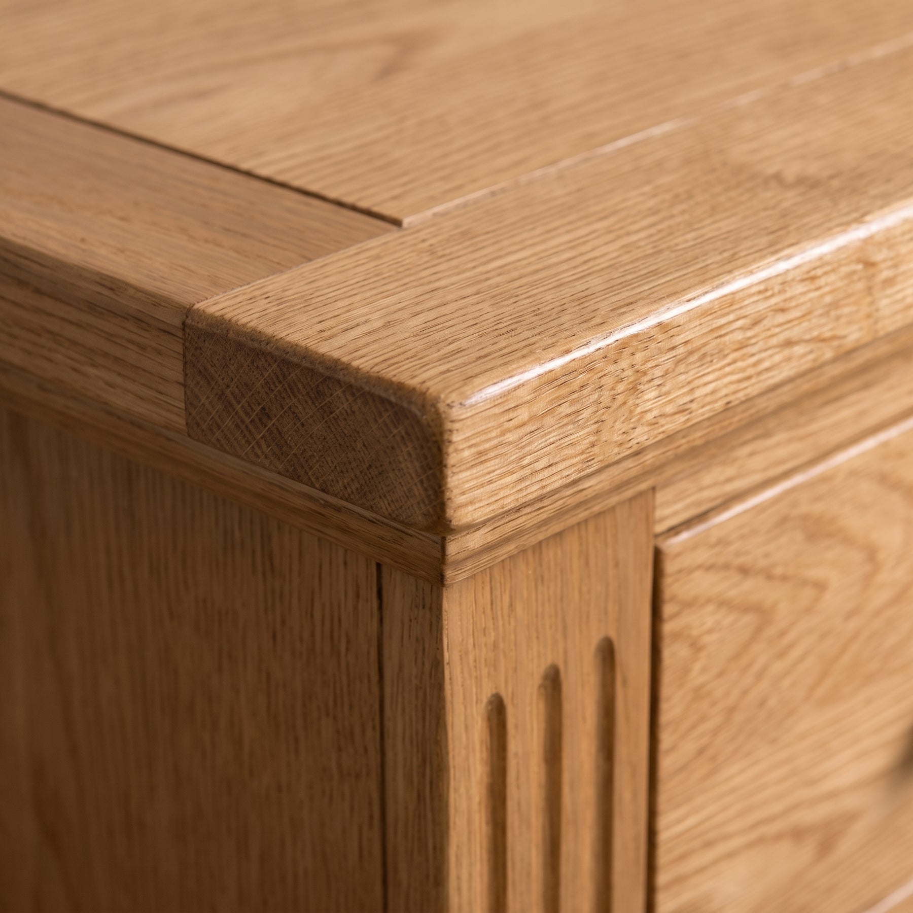 Sideboard Loches in solid oak, close-up of the finish and construction, 110 x 52 x 78 cm