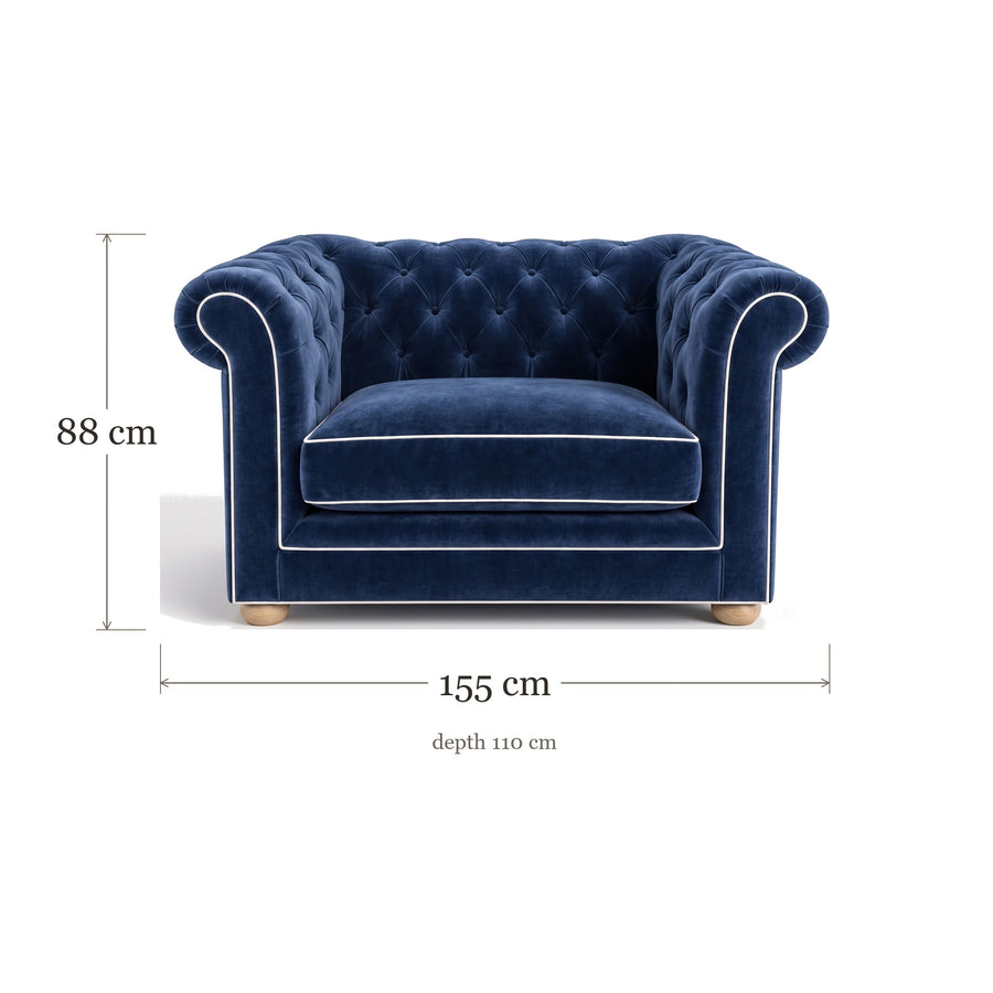 Chesterfield loveseat in navy blue velvet with white piping, dimensions 155 x 110 x 88 cm