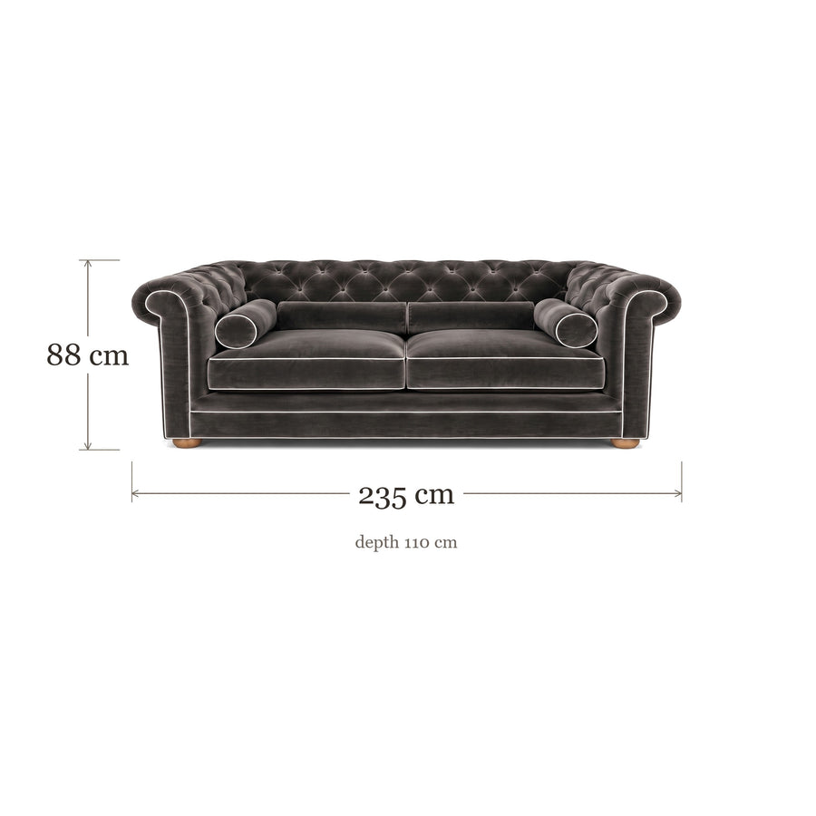 Chesterfield sofa in grey velvet with white piping, dimensions 235 x 110 x 88 cm