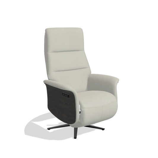 Sillón reclinable Atlas 6685 en Piel B506 (gris claro), paneles laterales de madera en tabaco, base metálica en negro, vista en ángulo