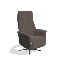 Fauteuil relax Atlas 6685 en Cuir B535 (marron), panneaux latéraux en bois en tabac, pied en métal en noir, vue de trois-quarts