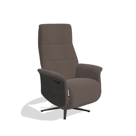 Sillón reclinable Atlas 6685 en Piel B535 (marrón), paneles laterales de madera en tabaco, base metálica en negro, vista en ángulo