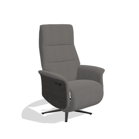 Sillón reclinable Atlas 6685 en Piel B584 (gris oscuro), paneles laterales de madera en tabaco, base metálica en negro, vista en ángulo