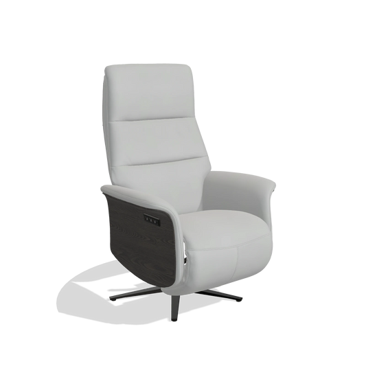 Sillón reclinable Atlas 6685 en Piel B904 (gris claro), paneles laterales de madera en tabaco, base metálica en negro, vista en ángulo