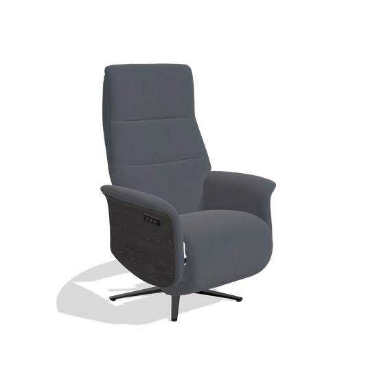 Sillón reclinable Atlas 6685 en Piel B961 (gris oscuro), paneles laterales de madera en tabaco, base metálica en negro, vista en ángulo