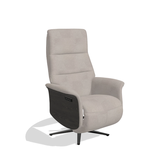 Sillón reclinable Atlas 6685 en tela Stella 106 (greige), paneles laterales de madera en tabaco, base metálica en negro, vista en ángulo