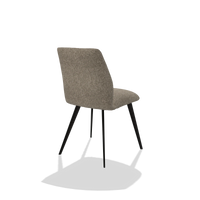 Silla de comedor sin reposabrazos Bari 6405 en tela Cayenne 55 (topo), patas en negro, vista trasera en ángulo