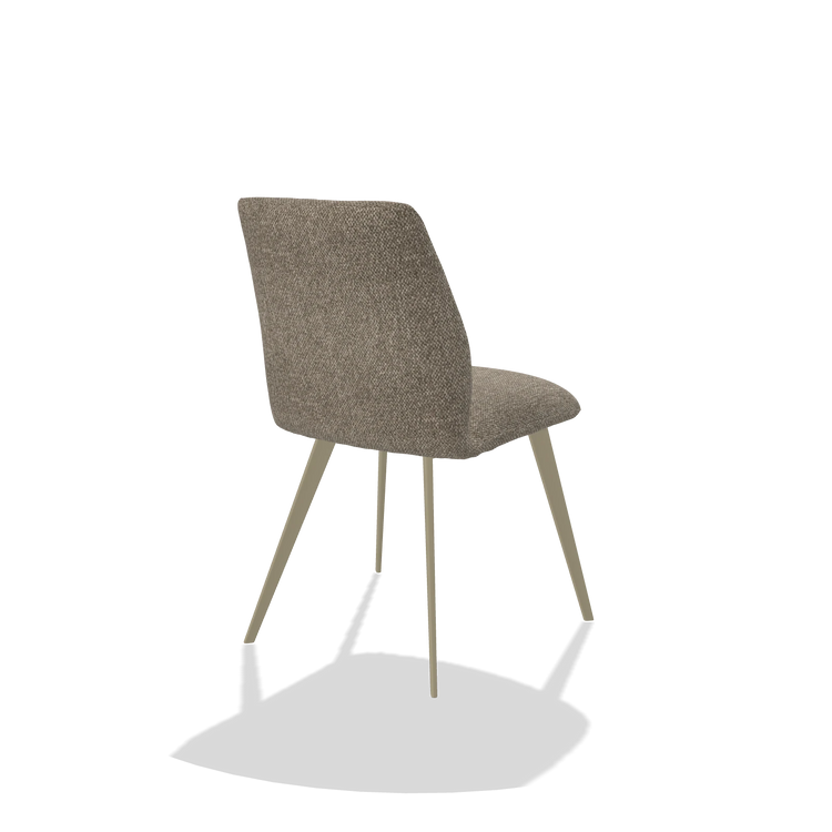 Silla de comedor sin reposabrazos Bari 6405 en tela Cayenne 55 (topo), patas en champán, vista trasera en ángulo