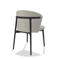 Sedia da pranzo Harmony 6636 in tessuto Ascot Pearl (grigio chiaro), gambe in nero, vista posteriore angolata