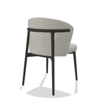Sedia da pranzo Harmony 6636 in tessuto Ascot Pearl (grigio chiaro), gambe in tabacco, vista posteriore angolata