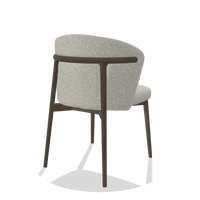 Sedia da pranzo Harmony 6636 in tessuto Ascot Pearl (grigio chiaro), gambe in noce, vista posteriore angolata