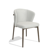 Silla de comedor Harmony 6636 en tela Niagara 901 (gris claro), patas en nogal, vista en ángulo