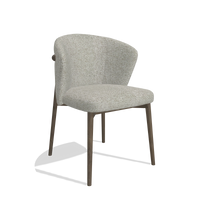 Chaise de salle à manger Harmony 6636 en tissu Taurus 01 (grège), pieds en noyer, vue de trois-quarts