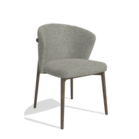 Chaise de salle à manger Harmony 6636 en tissu Taurus 65 (taupe), pieds en noyer, vue de trois-quarts