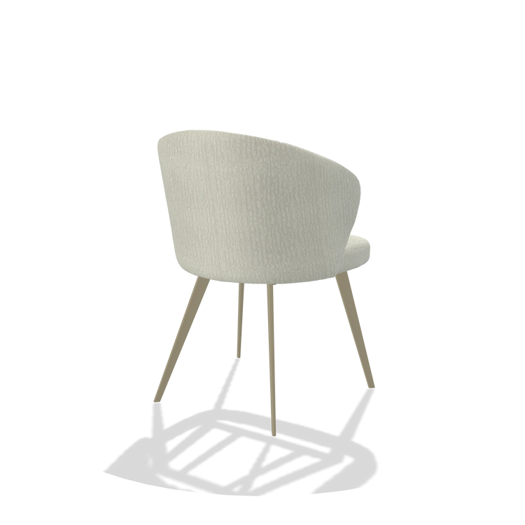 Sedia da pranzo Lisette 6599 in tessuto Energy 101 (grigio chiaro), gambe in champagne, vista posteriore angolata