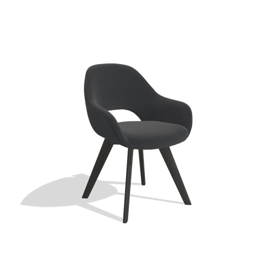 Silla de comedor Marino 6608 en Piel B900 (negro), patas en tabaco, vista en ángulo