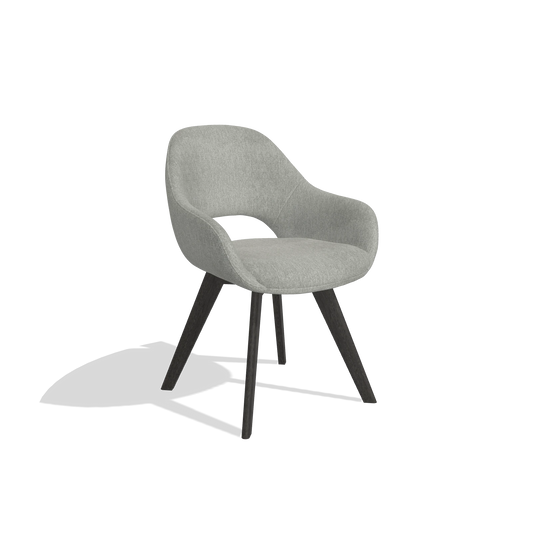 Silla de comedor Marino 6608 en tela San Remo 901 (gris), patas en tabaco, vista en ángulo