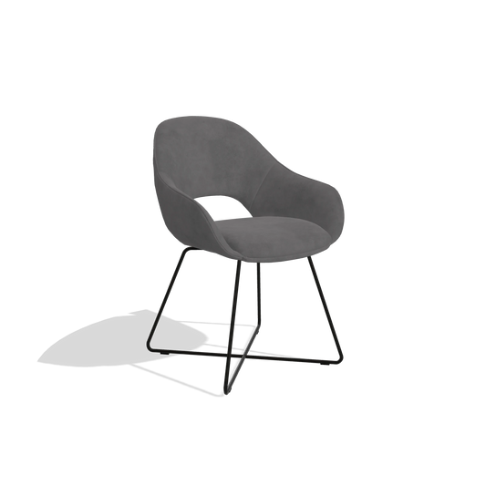 Chaise de salle à manger Milan 6516 en tissu Adore 180 (gris foncé), pieds en noir, vue de trois-quarts